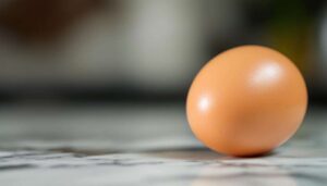 Zrób tak z jajkiem przed gotowaniem. Skorupka ześlizgnie się niemal sama