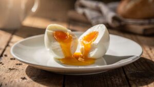 Wiele osób wciąż gotuje jajka źle — oto jak robić to dobrze i dlaczego to jest ważne